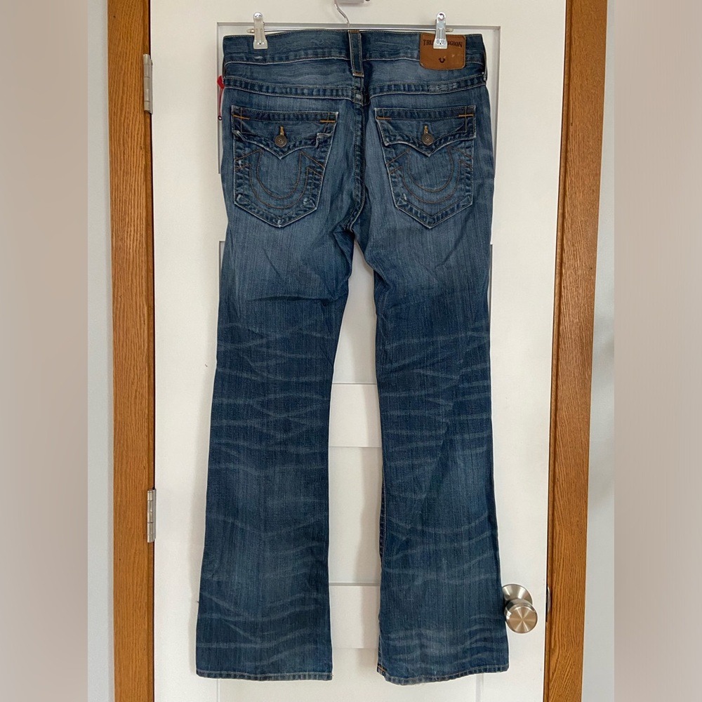 True Religion Men's Billy Relaxed Bootcut Jean with Back Flap Pockets - 32R